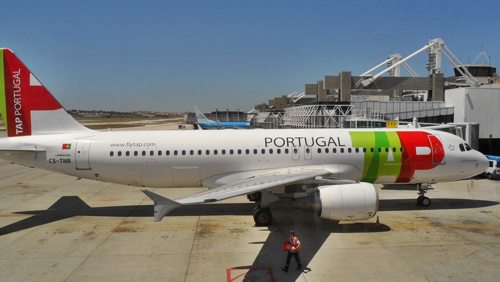 Aeronave da COmpanhia Aérea TAP Portugal no aeroporto de Lisboa