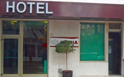 Entrada de Hotel de cidade