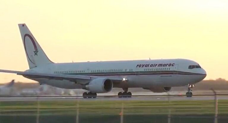 avião da Royal Air Maroc no aeroporto de Luanda