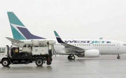avião da companhia aérea WestJet em Toronto