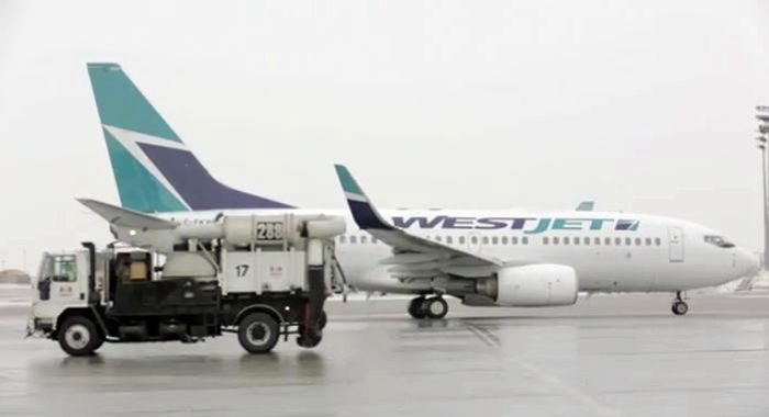 avião da companhia aérea WestJet em Toronto