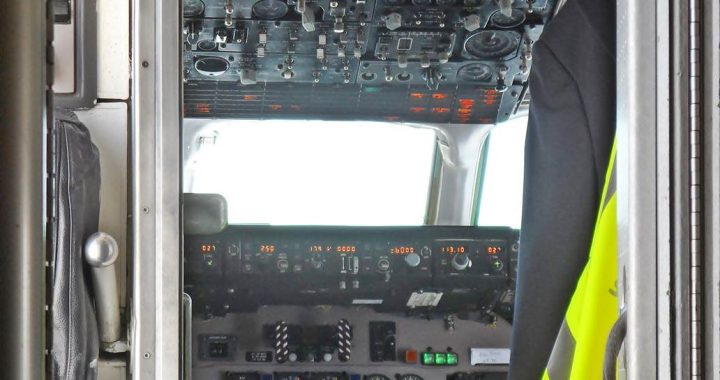 Dentro do cockpit de um avião comercial