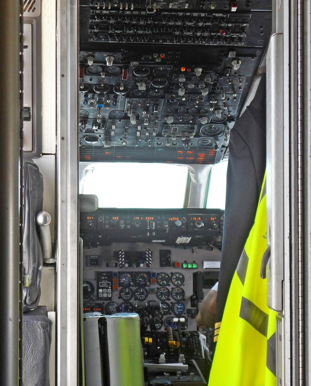Dentro do cockpit de um avião comercial