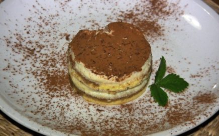 prato de sobremesa no restaurante do aeroporto