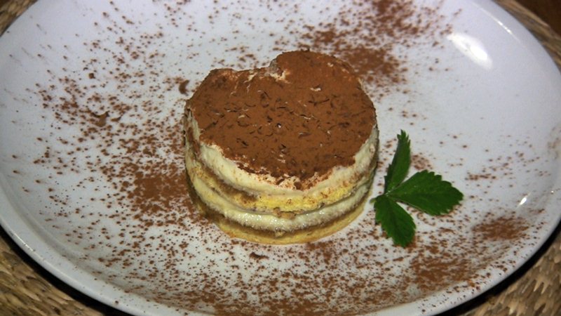 prato de sobremesa no restaurante do aeroporto