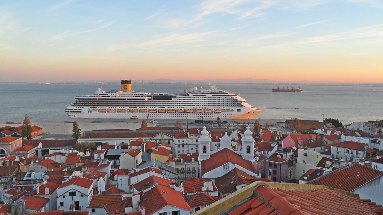 Navio de Cruzeiros com Passageiros em Lisboa
