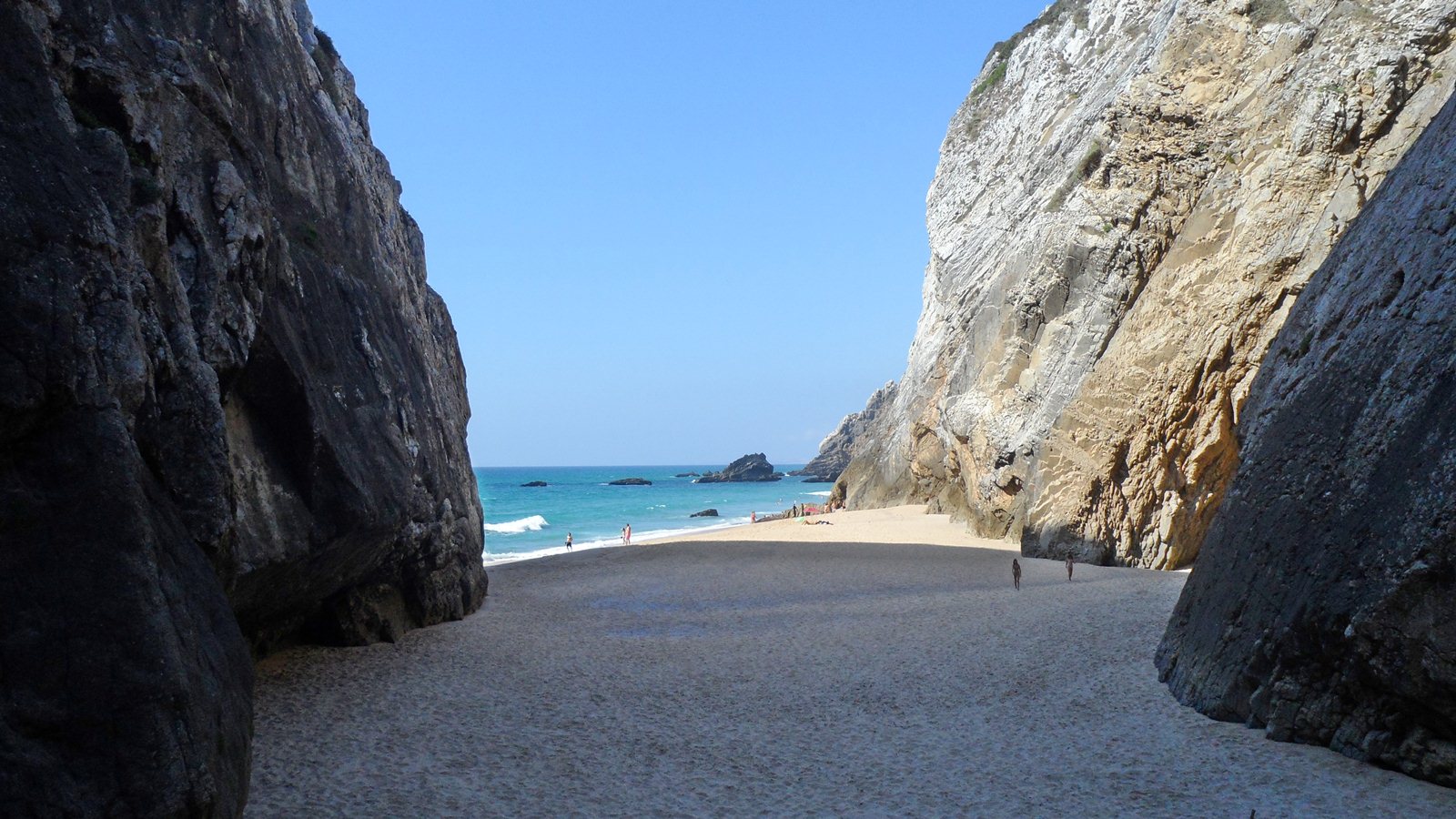 Zona Sul da Praia da Adraga conhecida como Praia do Cavalo