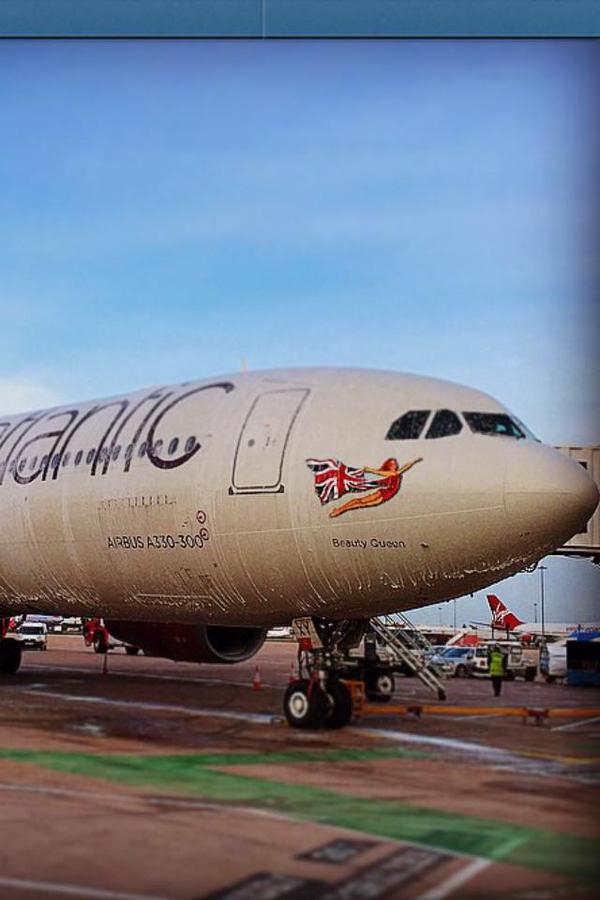 Avião da Virgin Atlantic depois do banho de espuma