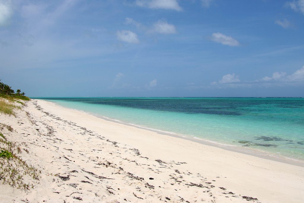 Praia em Providenciales nas Turcas e Caicos