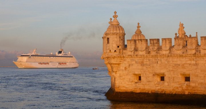 Crystal Serenity no rio Tejo Lisboa