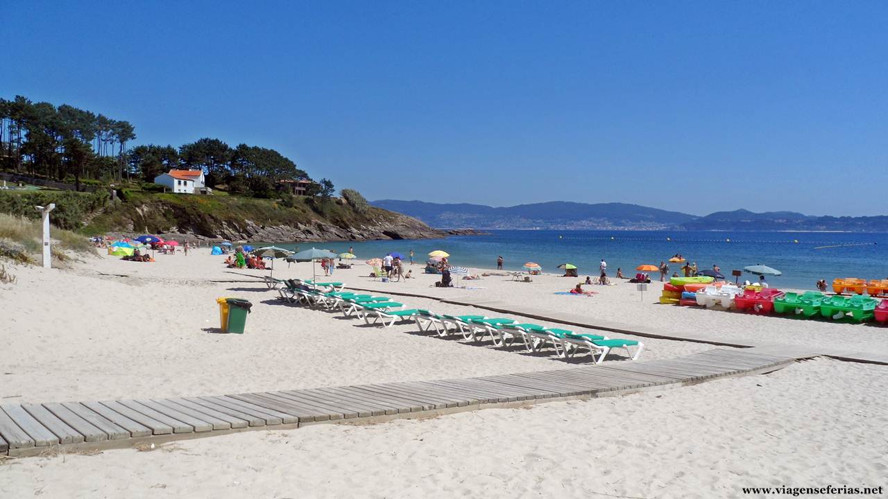Cadeiras na parte concessionada da praia