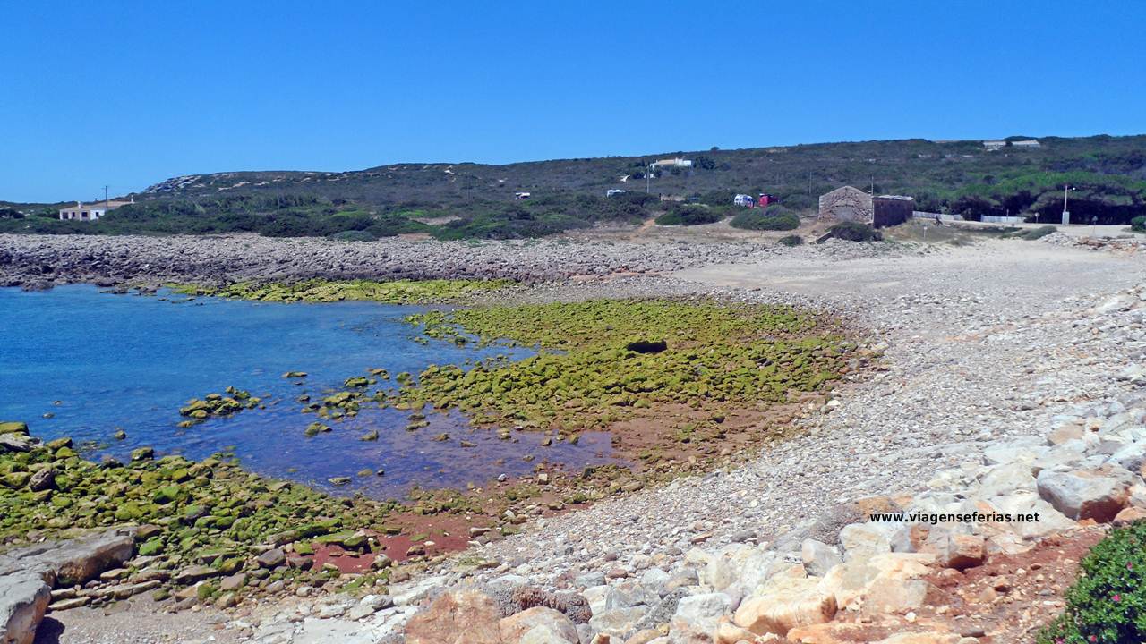 Panorama desolador da Praia da Ingrina sem areia em 2014