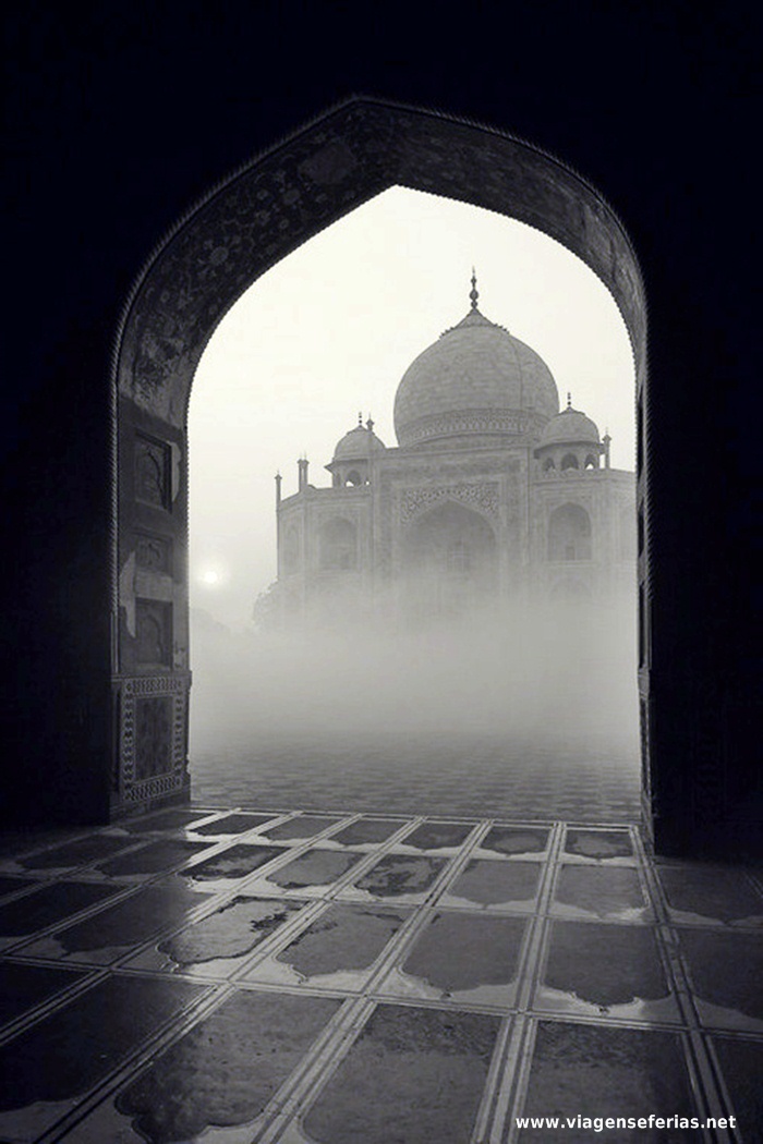 Taj Mahal na Índia envolto em neblina