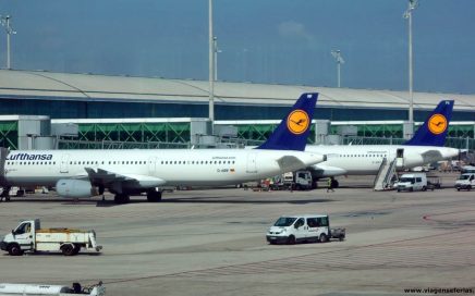 2 aviões da Lufthansa estacionados no aeroporto de Lisboa