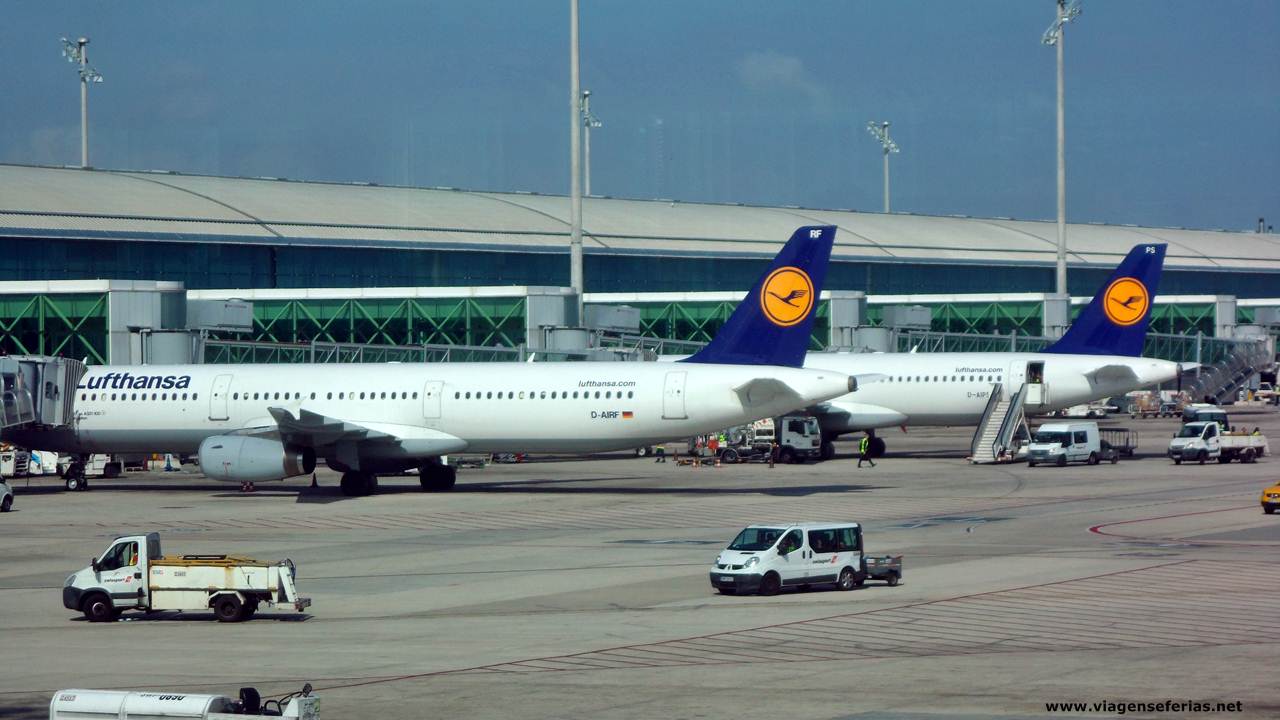 2 aviões da Lufthansa estacionados no aeroporto de Lisboa
