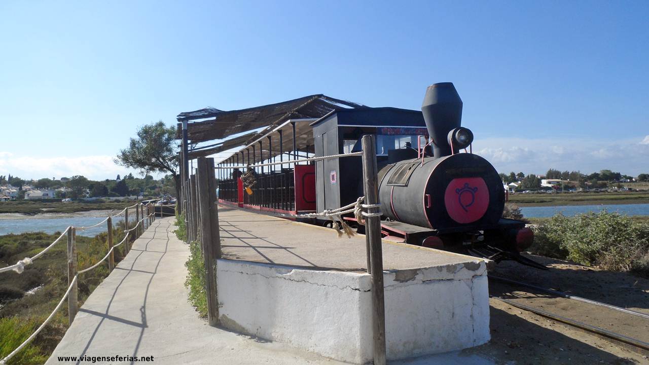 Comboio que atravessa a ilha de Tavira até à praia do Barril