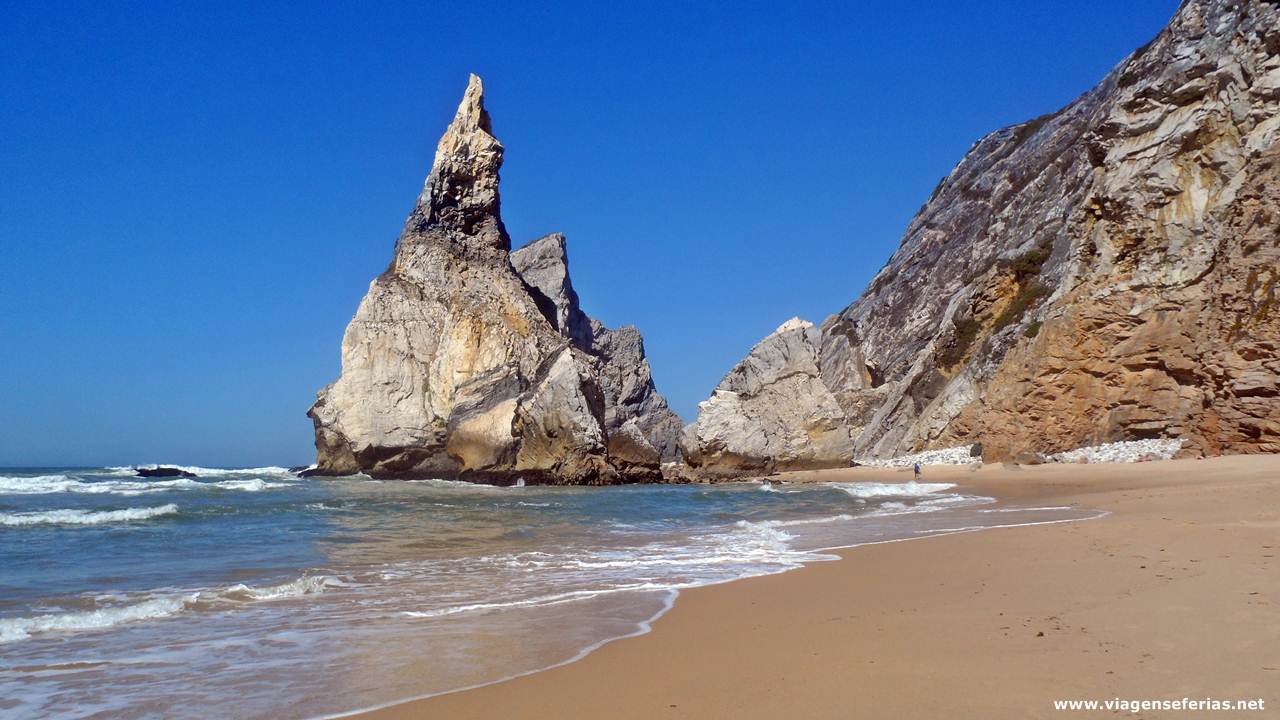 Pedra da Ursa em 1º plano que dá nome à praia