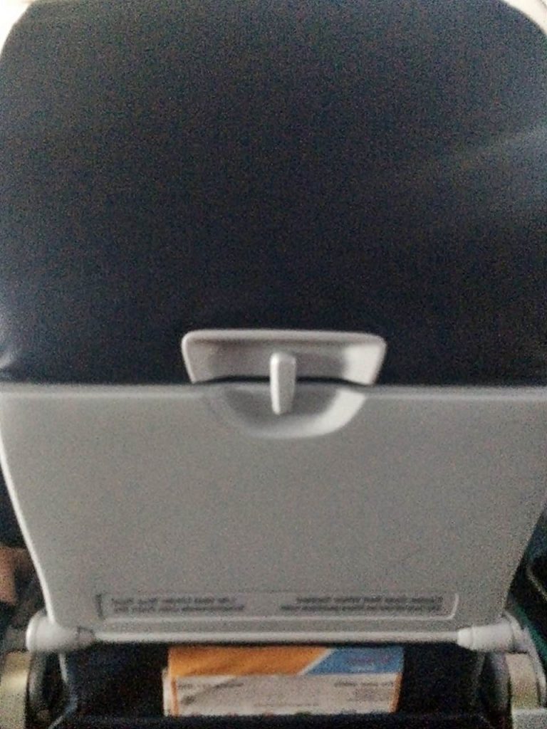 Pouco espaço para as pernas no assento de avião