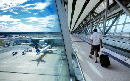 Passageiro caminhando para a porta de embarque no aeroporto de Gatwick