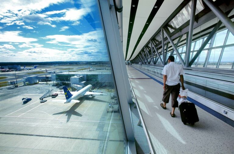 Passageiro caminhando para a porta de embarque no aeroporto de Gatwick