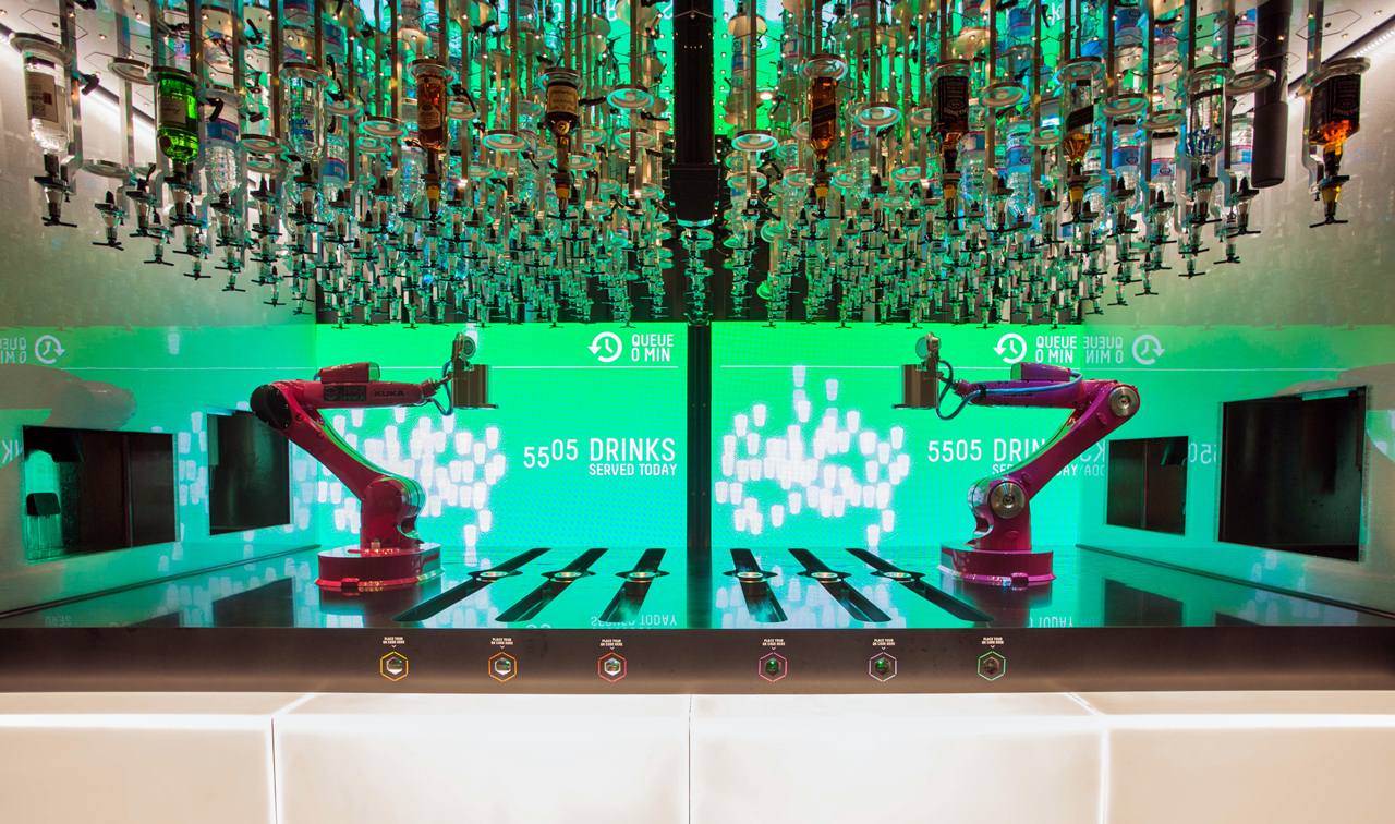 Robot Barman que faz 40 cocktails