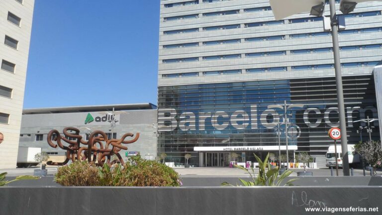 Exterior da entrada do hotel Barceló Málaga em Espanha
