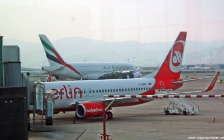 Avião da airberlin e da emirates em aeroporto da Alemanha em Outubro