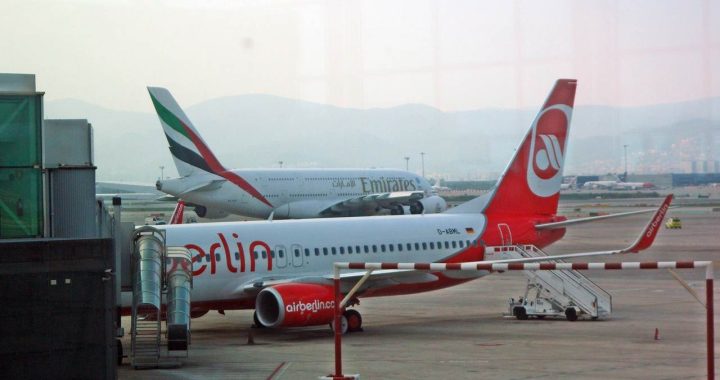 Avião da airberlin e da emirates em aeroporto da Alemanha em Outubro