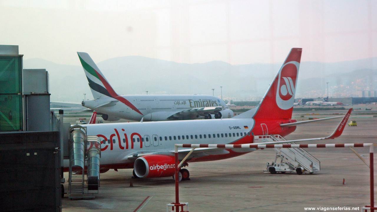 Avião da airberlin e da emirates em aeroporto da Alemanha em Outubro