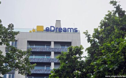 Publicidade da eDreams no topo de um edifício em Lisboa