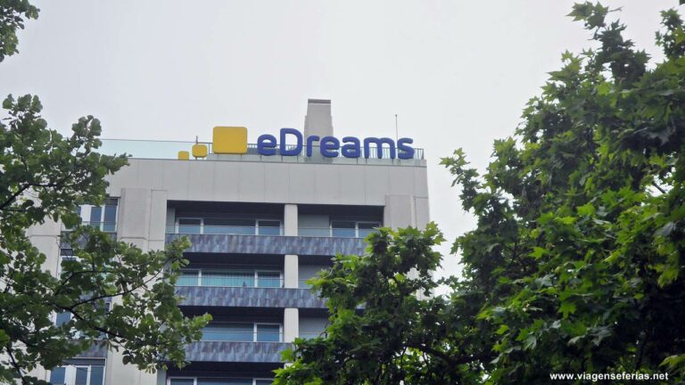 Publicidade da eDreams no topo de um edifício em Lisboa