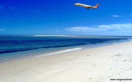 Avião da Volotea sobre uma praia de Faro no Algarve