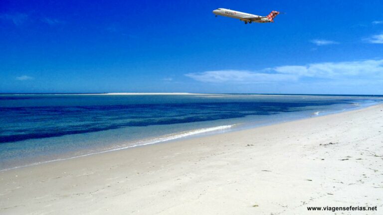 Avião da Volotea sobre uma praia de Faro no Algarve
