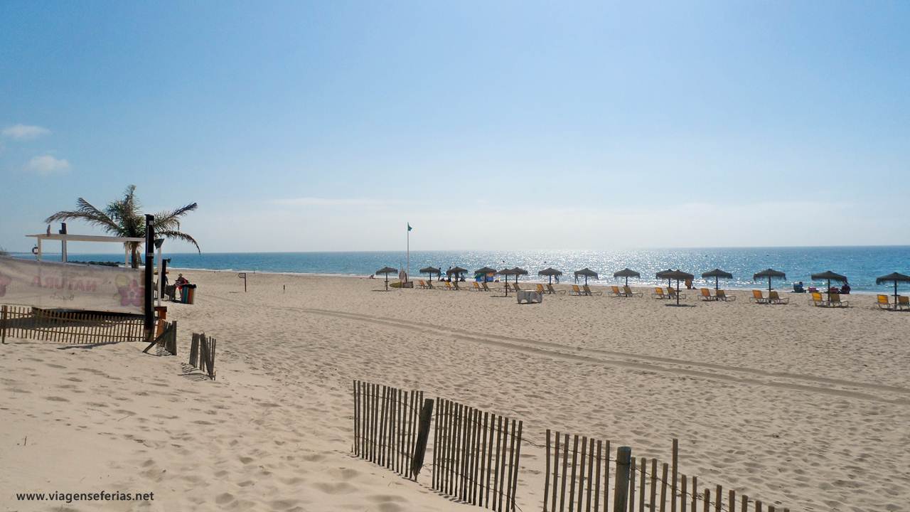 Concessão com toldos e cadeiras na Praia do Cabeço (Algarve)