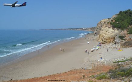 avião da Brussels Airlines numa praia do Algarve vindo de Bruxelas