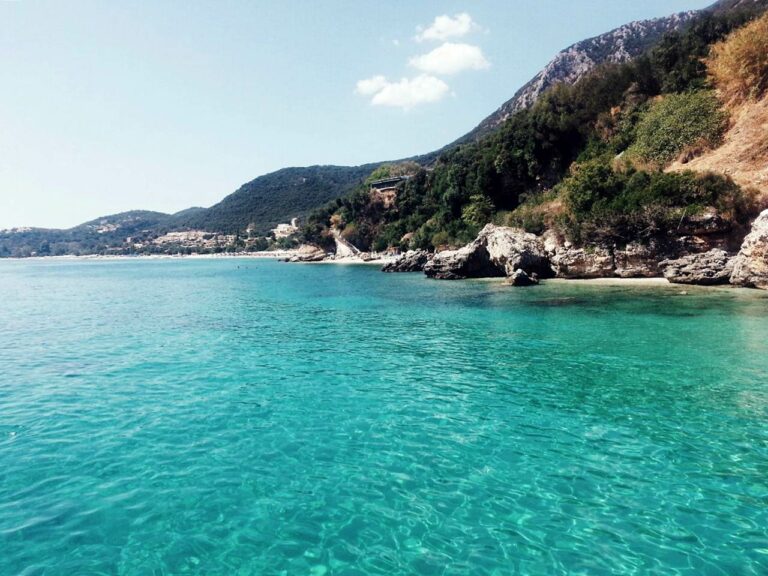 Costa na parte ocidental na ilha de Corfu