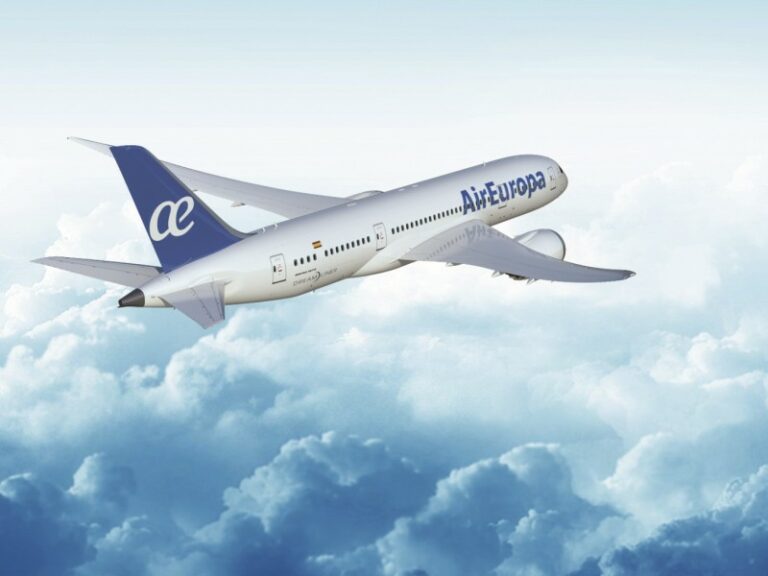 Embraer 195 com novo logo da Air Europa