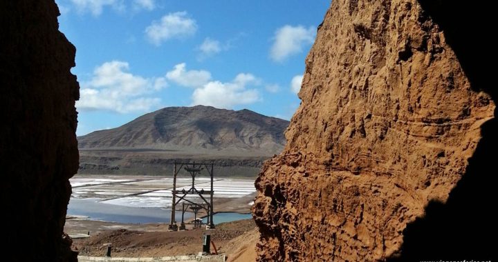 Vista das salinas na ilha do Sal em Cabo Verde