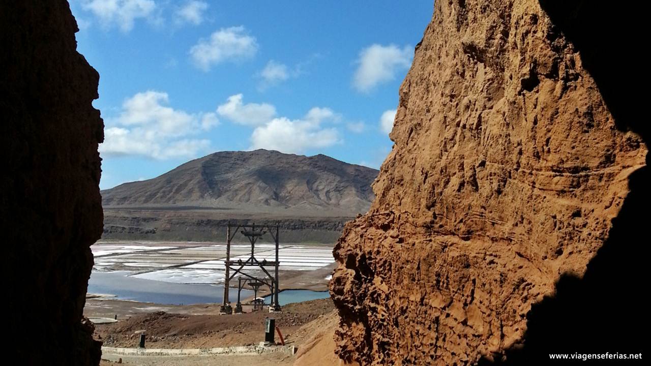 Vista das salinas na ilha do Sal em Cabo Verde