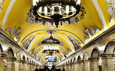 Estação de Metro Komsolmoskaya em Moscovo na Rússia