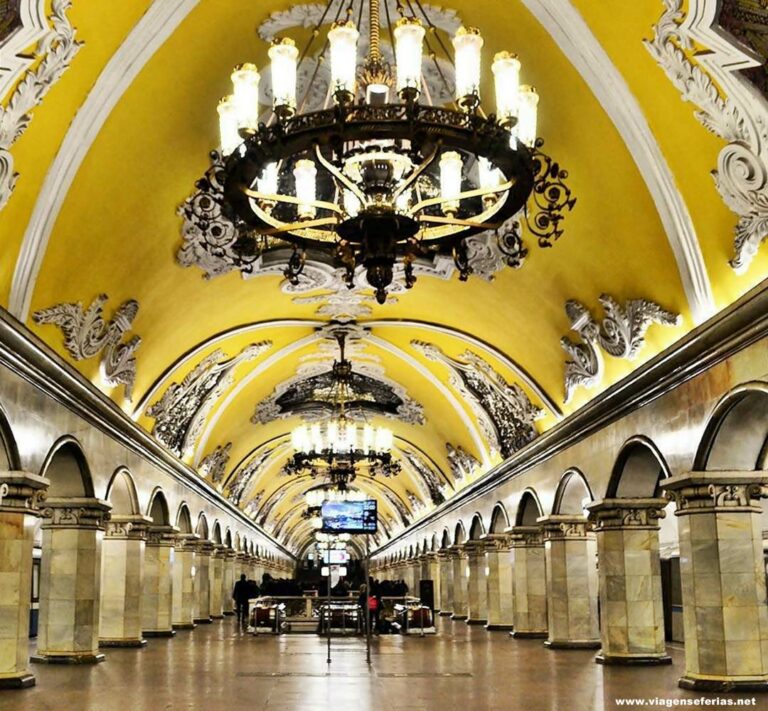 Estação de Metro Komsolmoskaya em Moscovo na Rússia