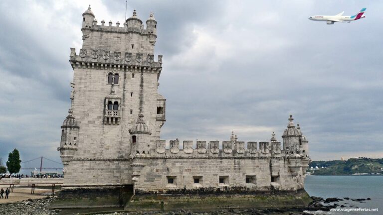 Avião da Low Cost Eurowinhs a sobrevoar Lisboa com a Torre de Belém