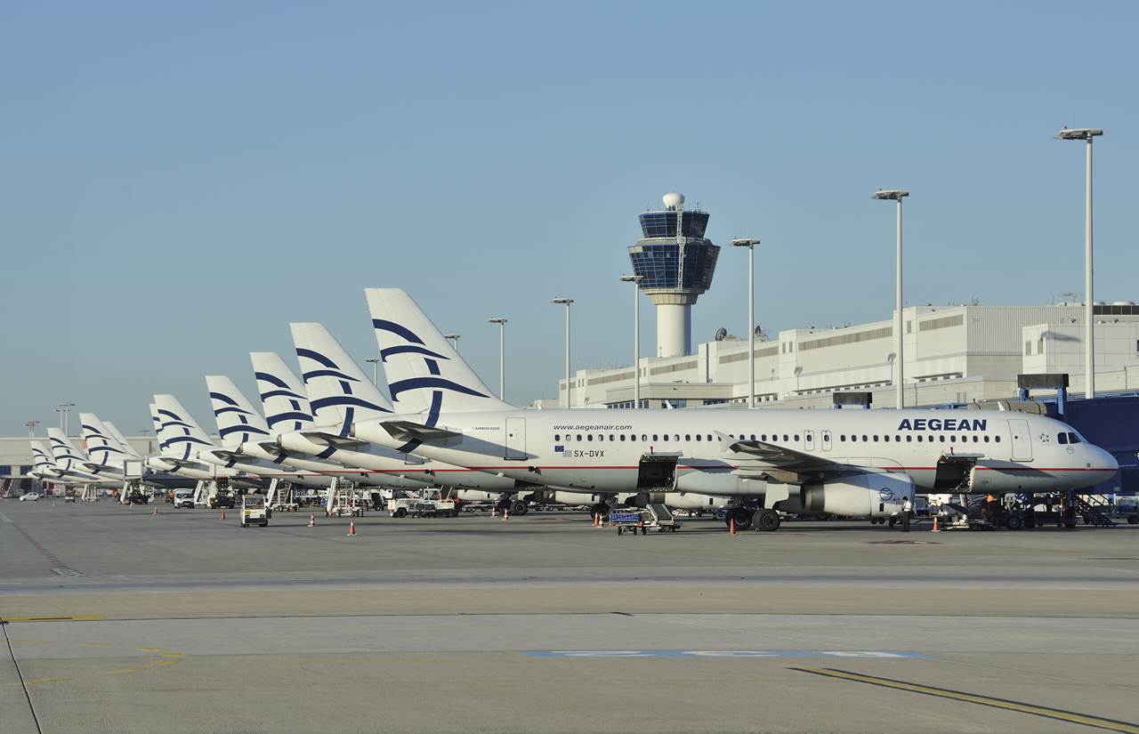 aviões alinhados da Aegean Airlines no aeroporto de Atenas na Grécia