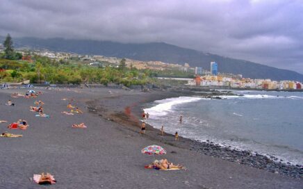 Playa Jardim em Puerto de La Cruz na ilha de Tenerife nas Canárias