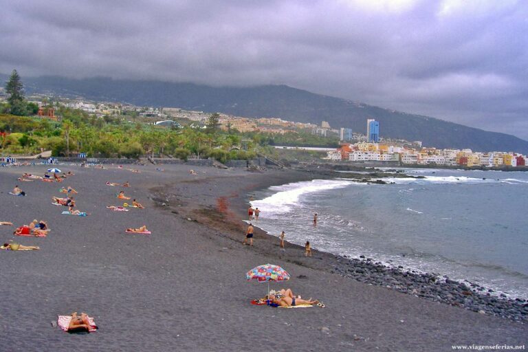 Playa Jardim em Puerto de La Cruz na ilha de Tenerife nas Canárias
