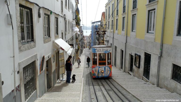 Elevador da Bica visto do Calhariz em Lisboa