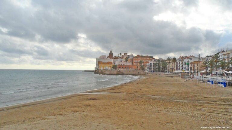 Praia de Sant Sebastiá em Sitges na Costa Brava
