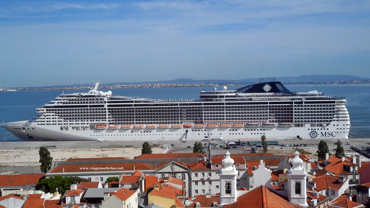 Navio de Cruzeiros MSC Divina atracado no Porto de Lisboa