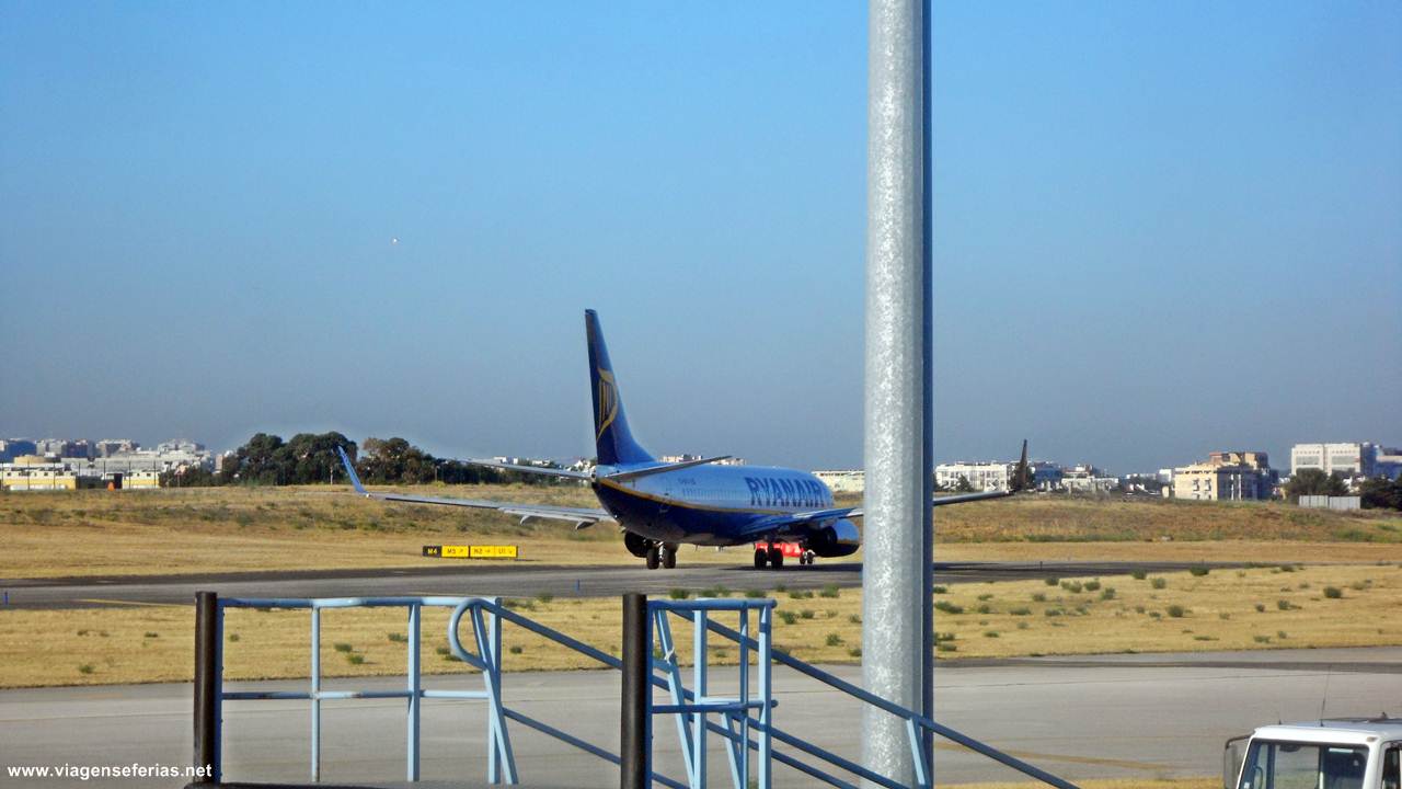 Avião da Ryanair na pista do aeroporto de Lisboa em Portugal a 7 de Outubro