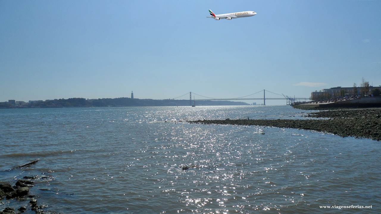 Avião da Emirates sobre a cidade de Lisboa vindo do Dubai